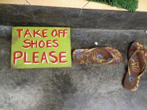 consejos para visitar templos de Tailandia - quitarse los zapatos
