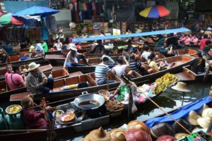 Comida callejera en el Mercado flotante de Talling Chan