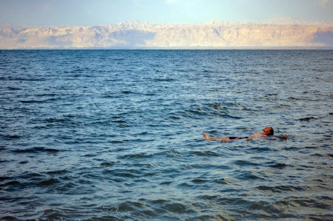 Hombre flotando en el mar muerto