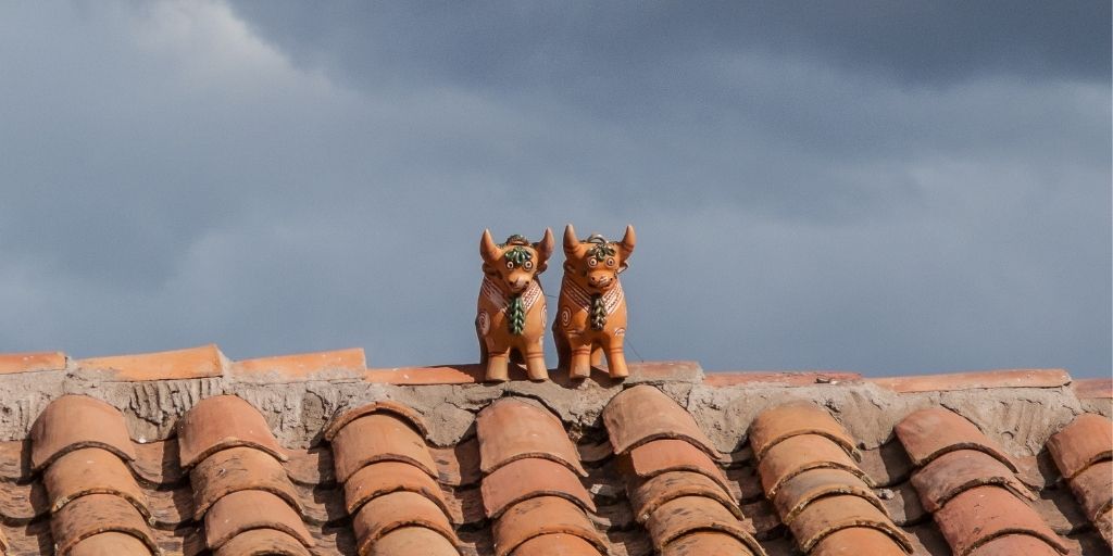 Los toritos de Pucará en el tejado de una casa para atraer la buena suerte.