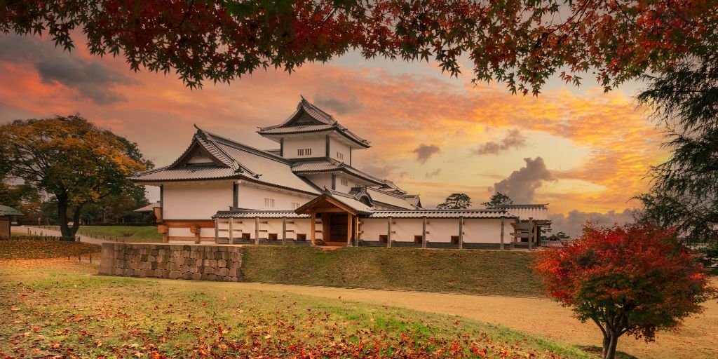 Árboles con tonos rojizos y ocres en el castillo de Kanazawa.