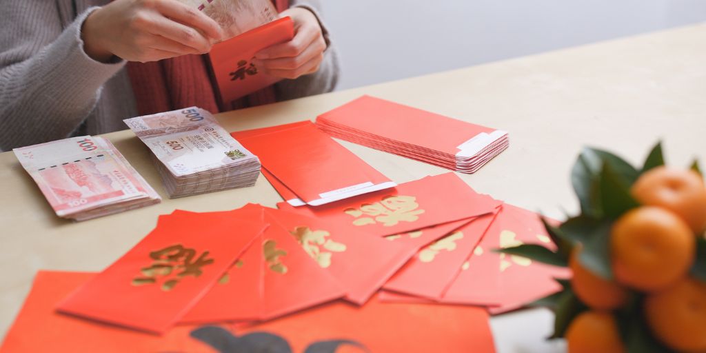Regalar sobres rojos con dinero es una costumbre típica del Año Nuevo Chino