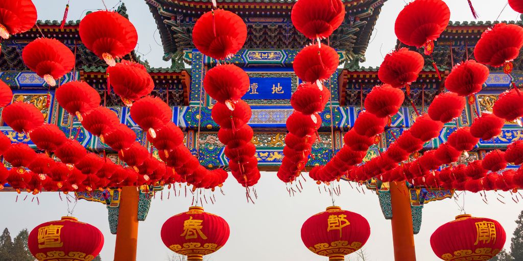 Farolillos rojos colgados en la Feria del Templo Ditan, en Pekín