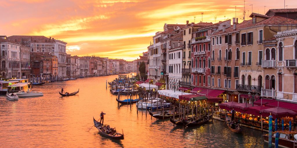 Pasear en góndola por los canales de Venecia es uno de los planes más románticos