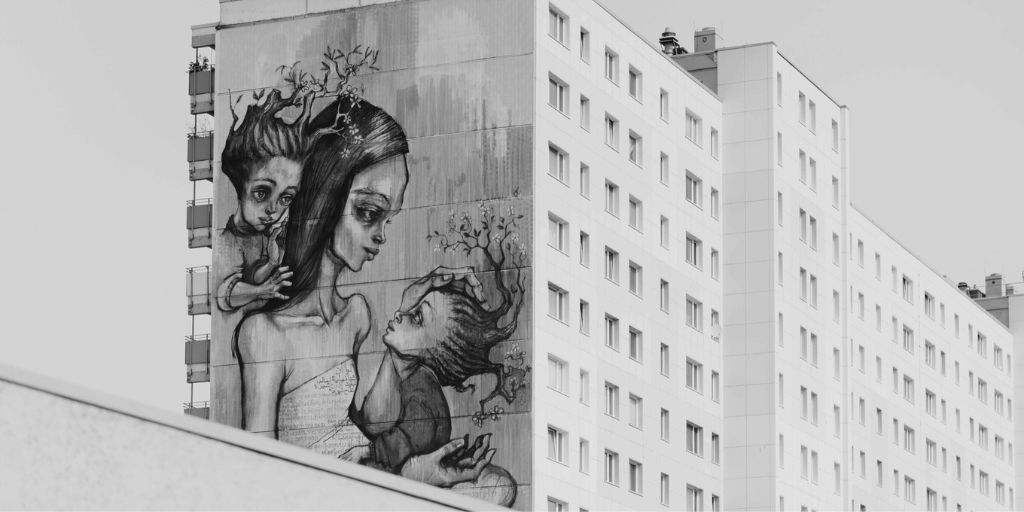 Mural en la fachada de un edificio en Berlín. Imagen de Roman Kraft en Unsplash