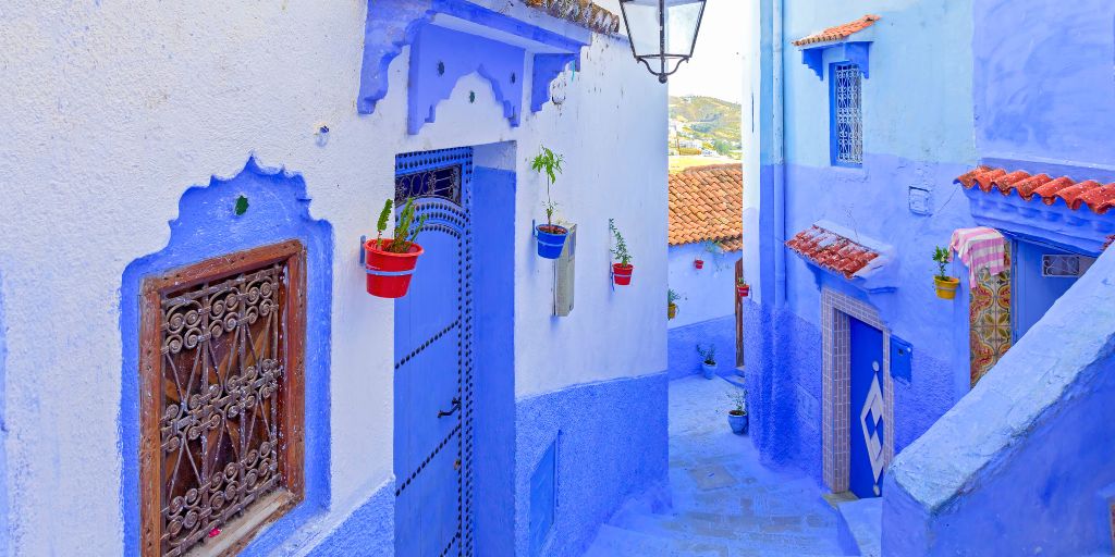 Chaouen es conocida como la “Ciudad Azul” por el color de sus casas y calles