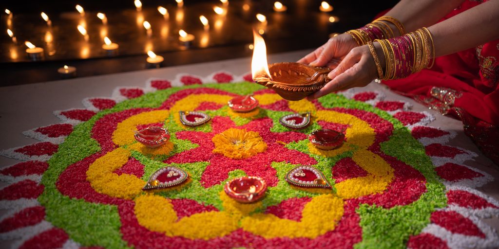 Durante el Deepavali las casas se decoran con guirnaldas de flores y lámparas de aceite