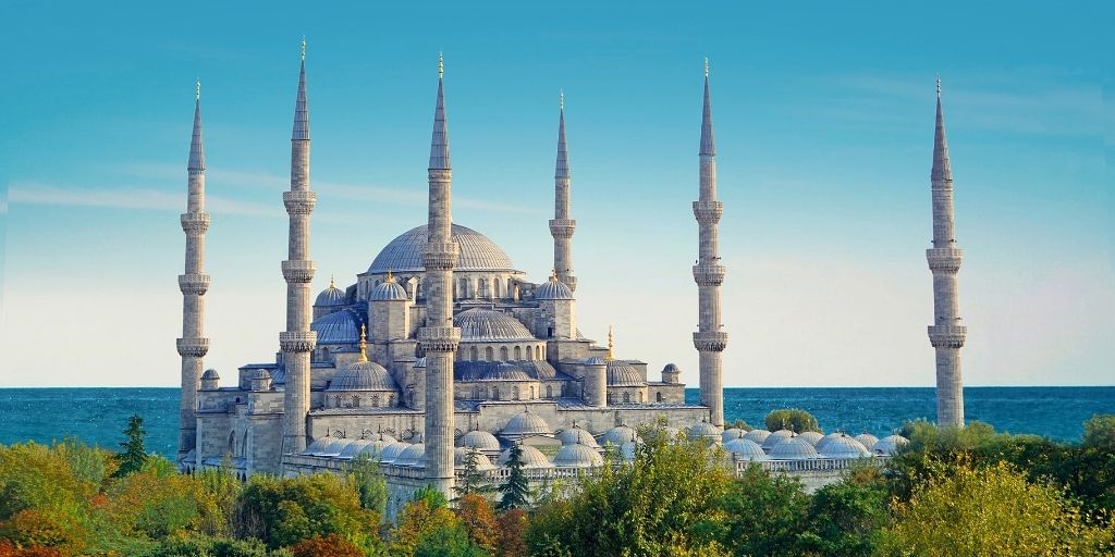 La Mezquita Azul recibe este nombre por los miles de azulejos que decoran su interior