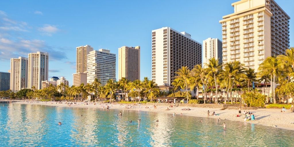 La playa de Waikiki es una de las más famosas de la isla